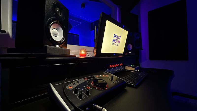 Monitores de estudio y controlador de escucha en la sala de producción de Space Moon Studios