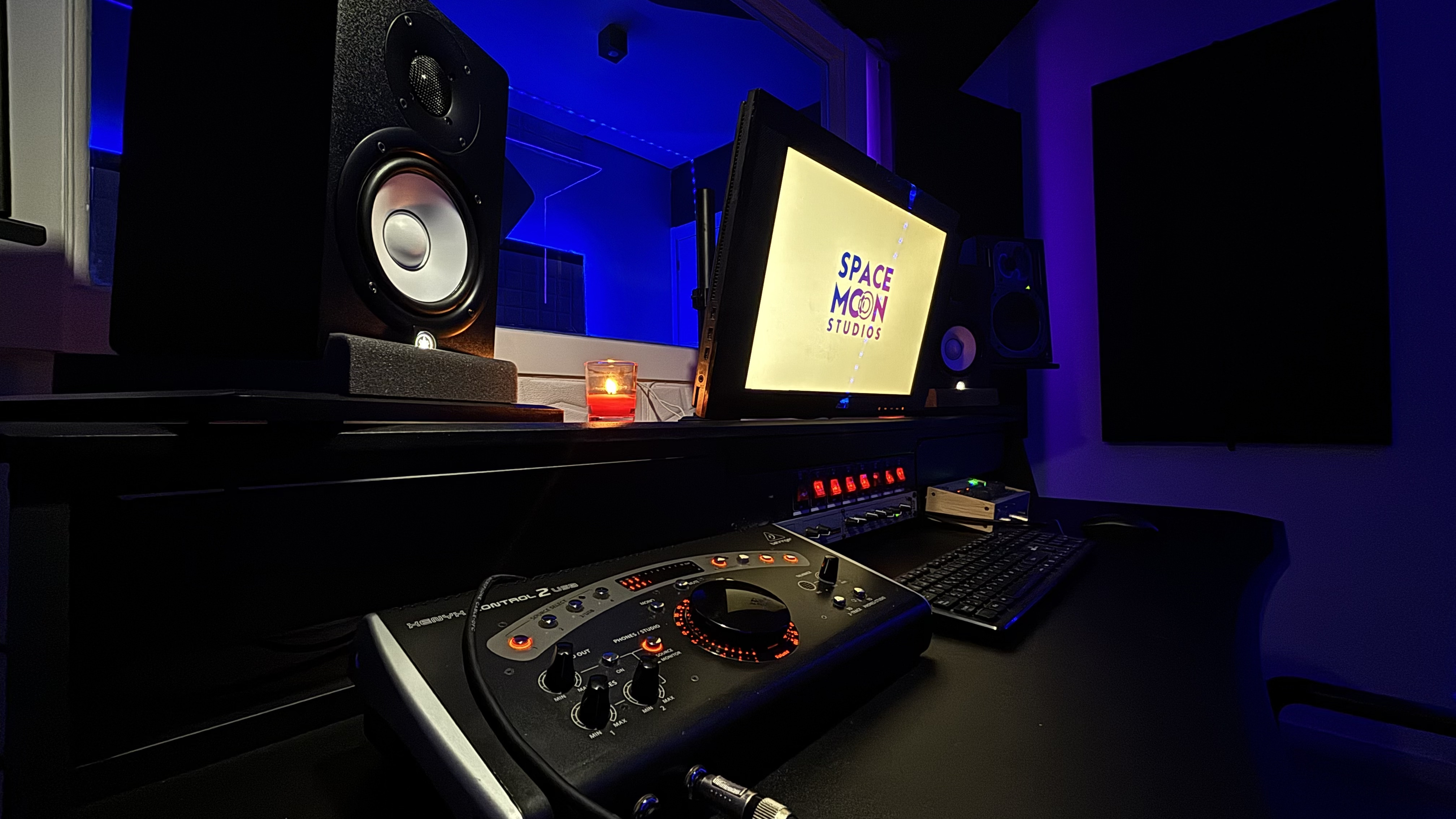 Interior del estudio — Space Moon Studios