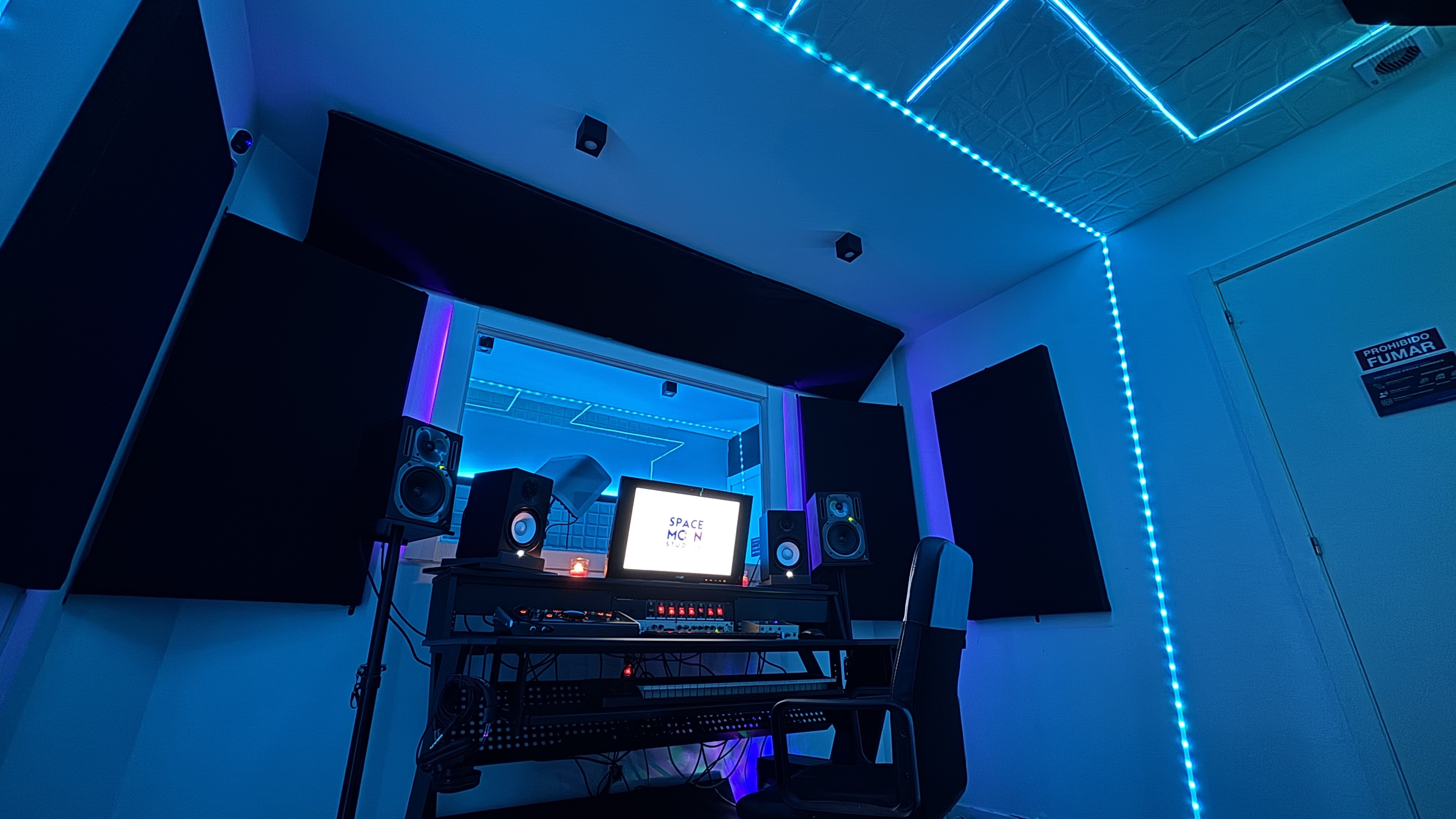 Estudio iluminación aguamarina — Space Moon Studios