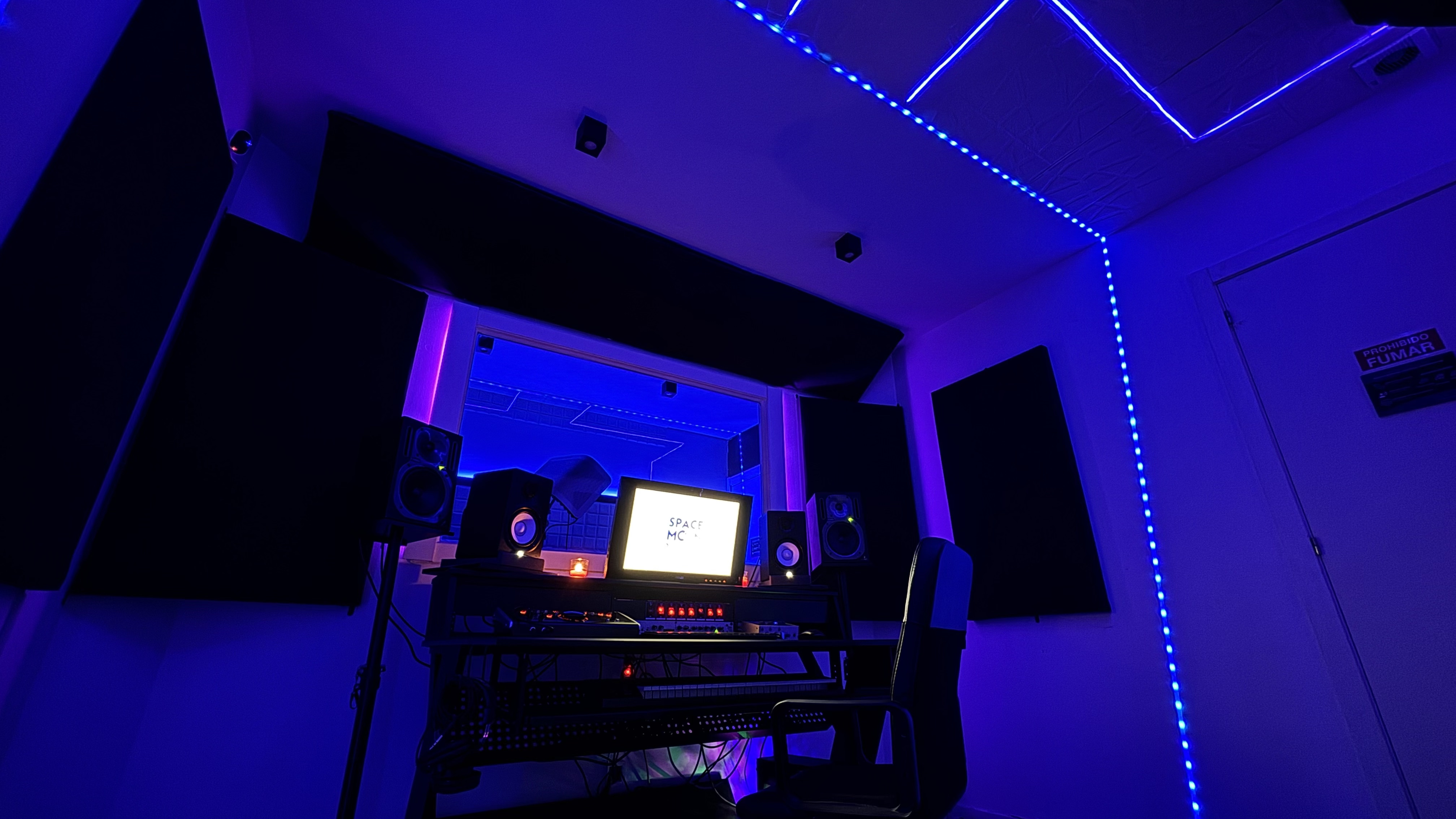 Estudio iluminación azul — Space Moon Studios