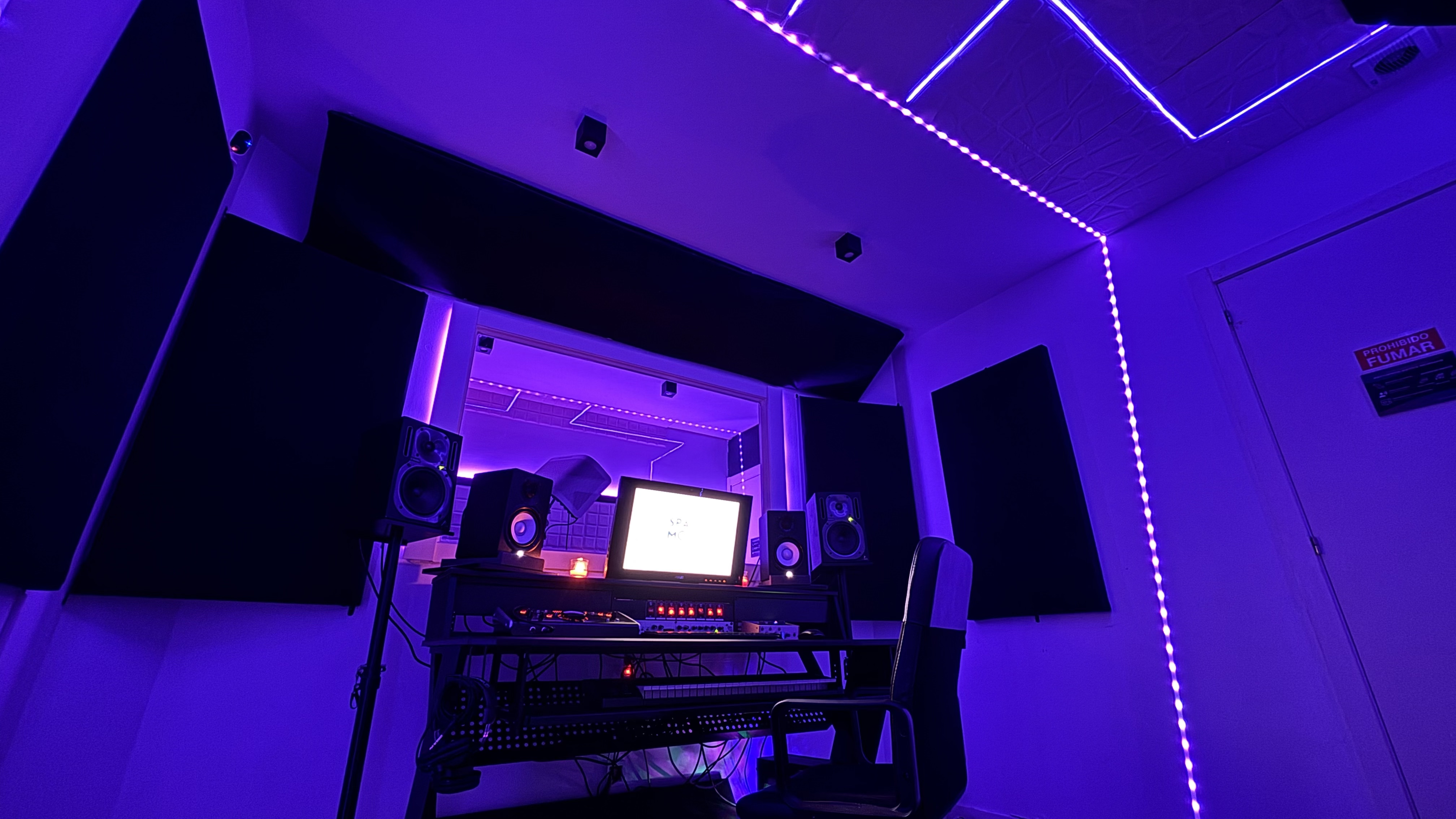 Estudio iluminación morada — Space Moon Studios