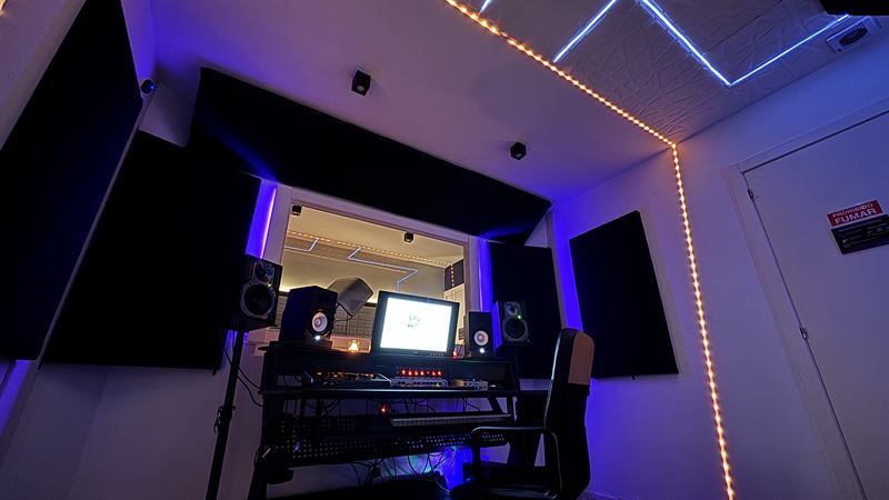 Estudio de grabación de Space Moon Studios con iluminación LED naranja