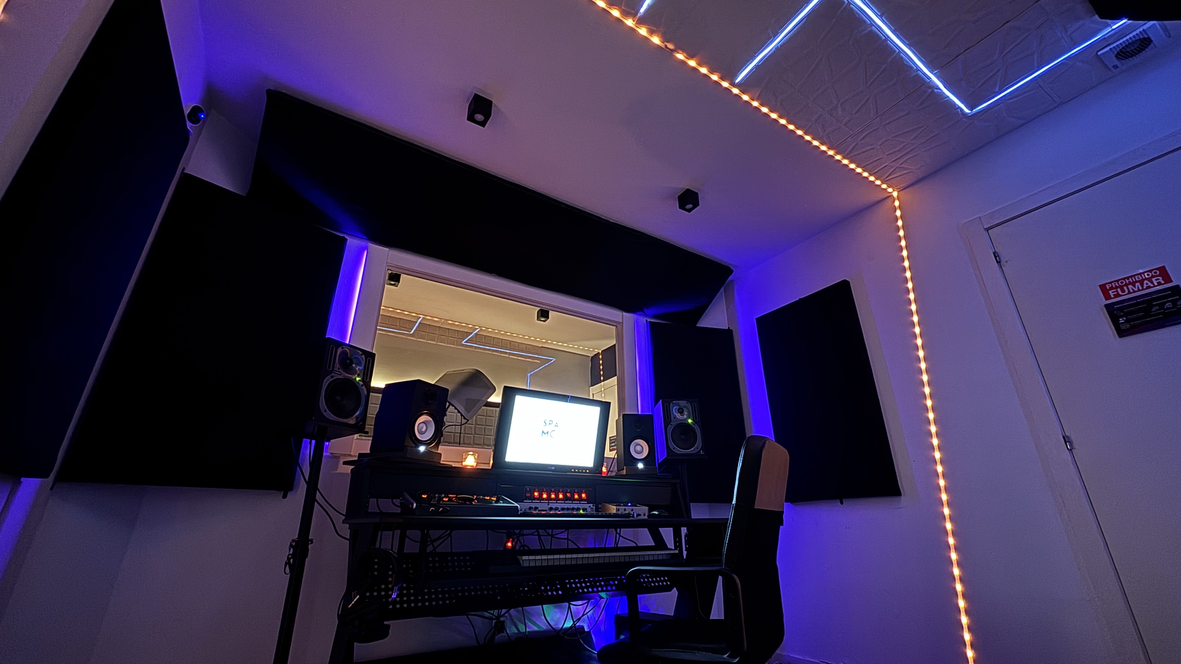 Estudio iluminación naranja — Space Moon Studios