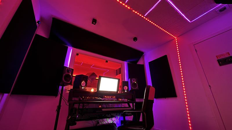 Estudio de grabación de Space Moon Studios con iluminación LED roja
