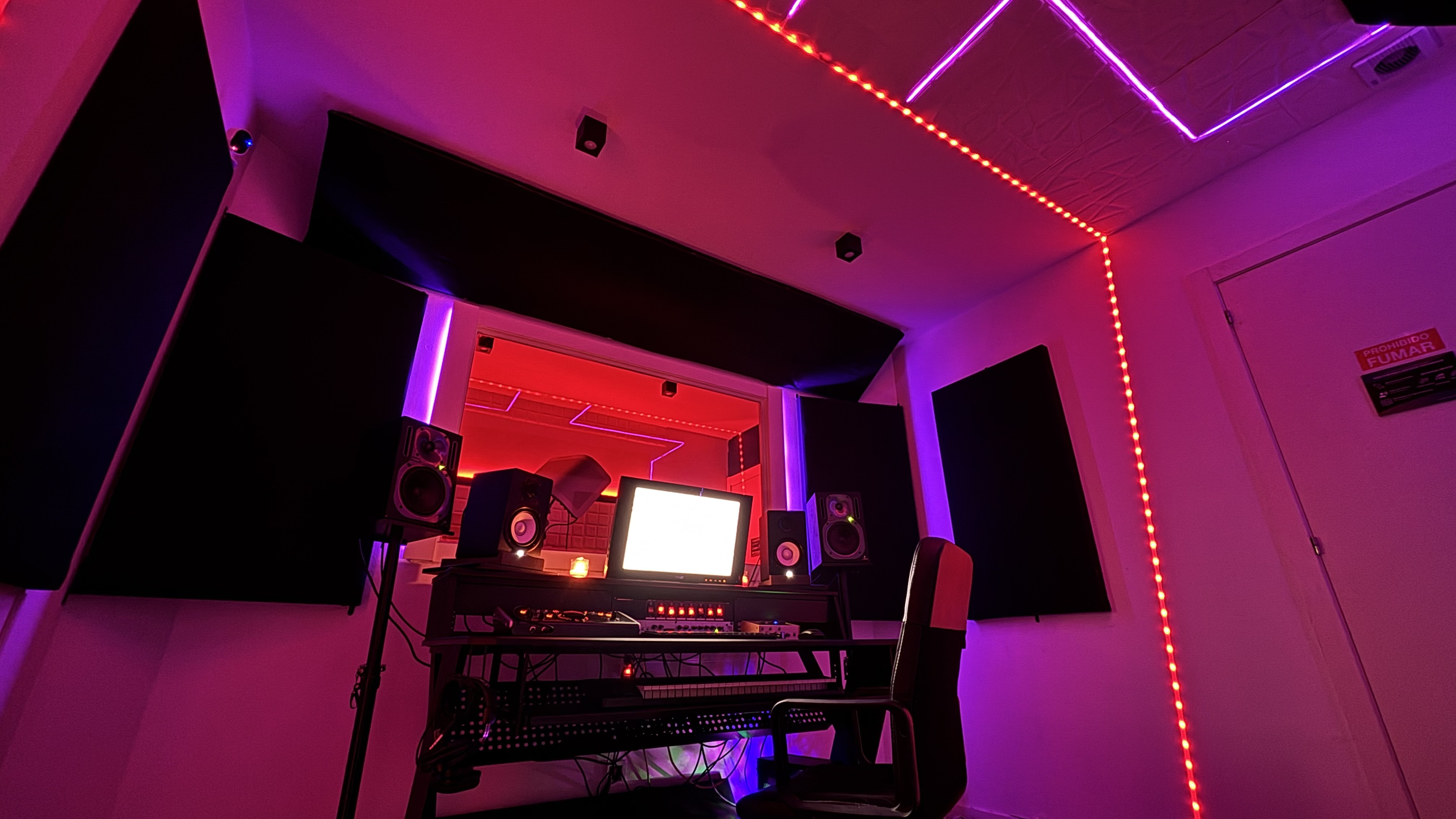 Estudio iluminación roja — Space Moon Studios