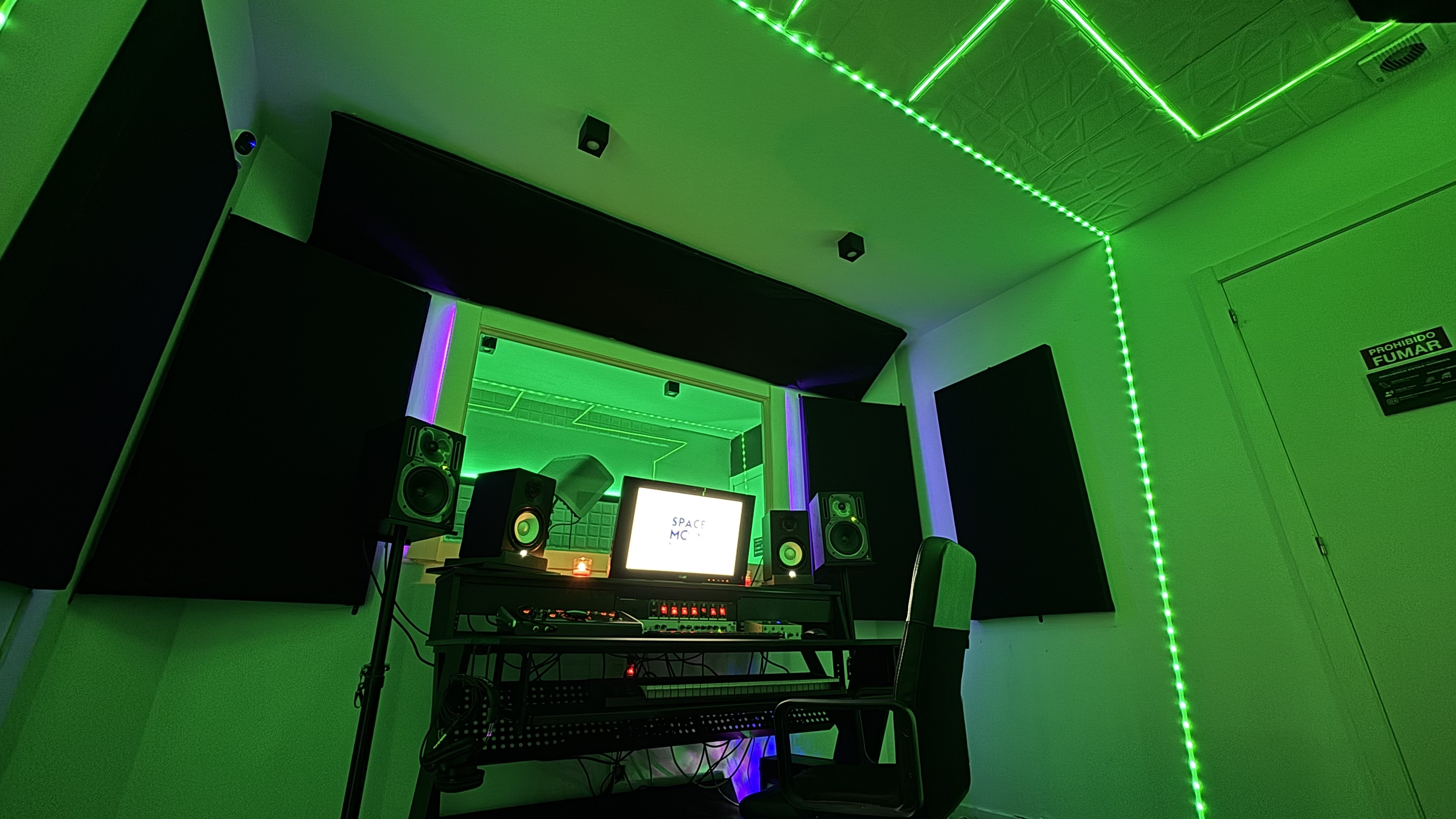 Estudio iluminación verde — Space Moon Studios