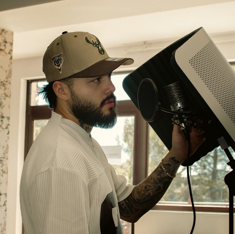 Artista ajustando el micrófono antes de grabar
