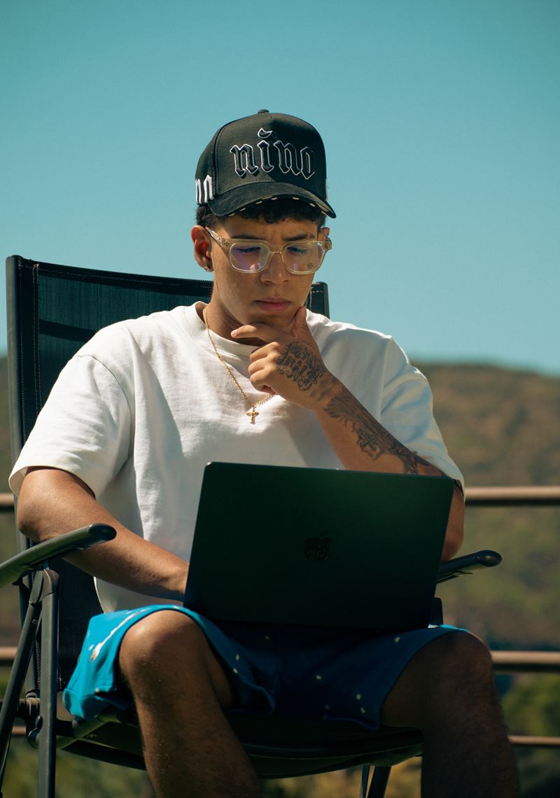 Beatmaker trabajando con el portátil en la terraza