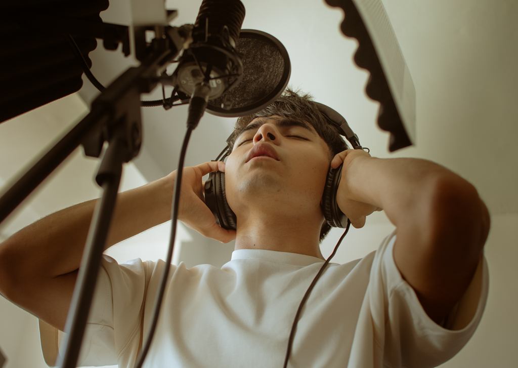 Cantante grabando voces con auriculares