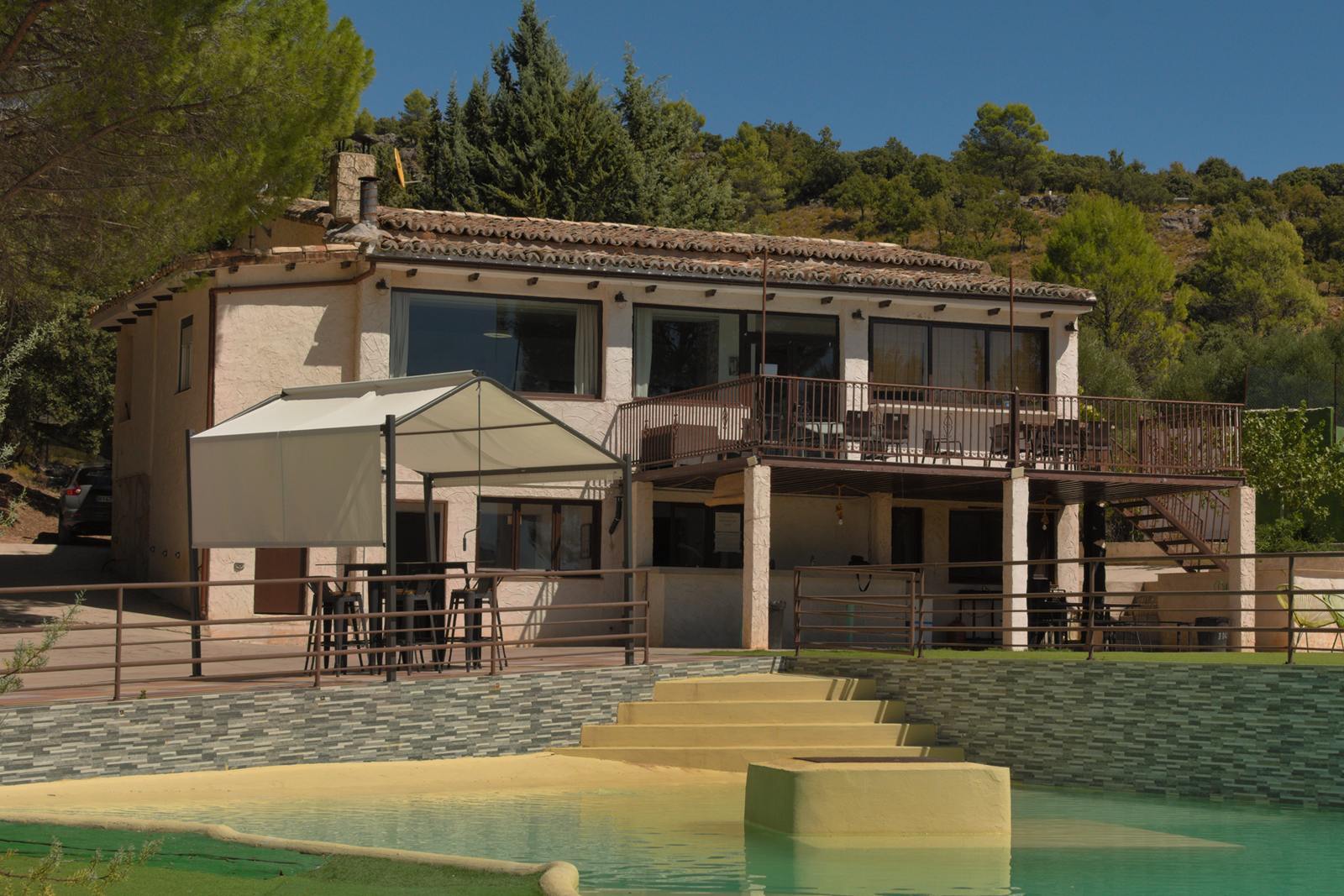 Casa de La Finca con piscina, terraza y montañas al fondo