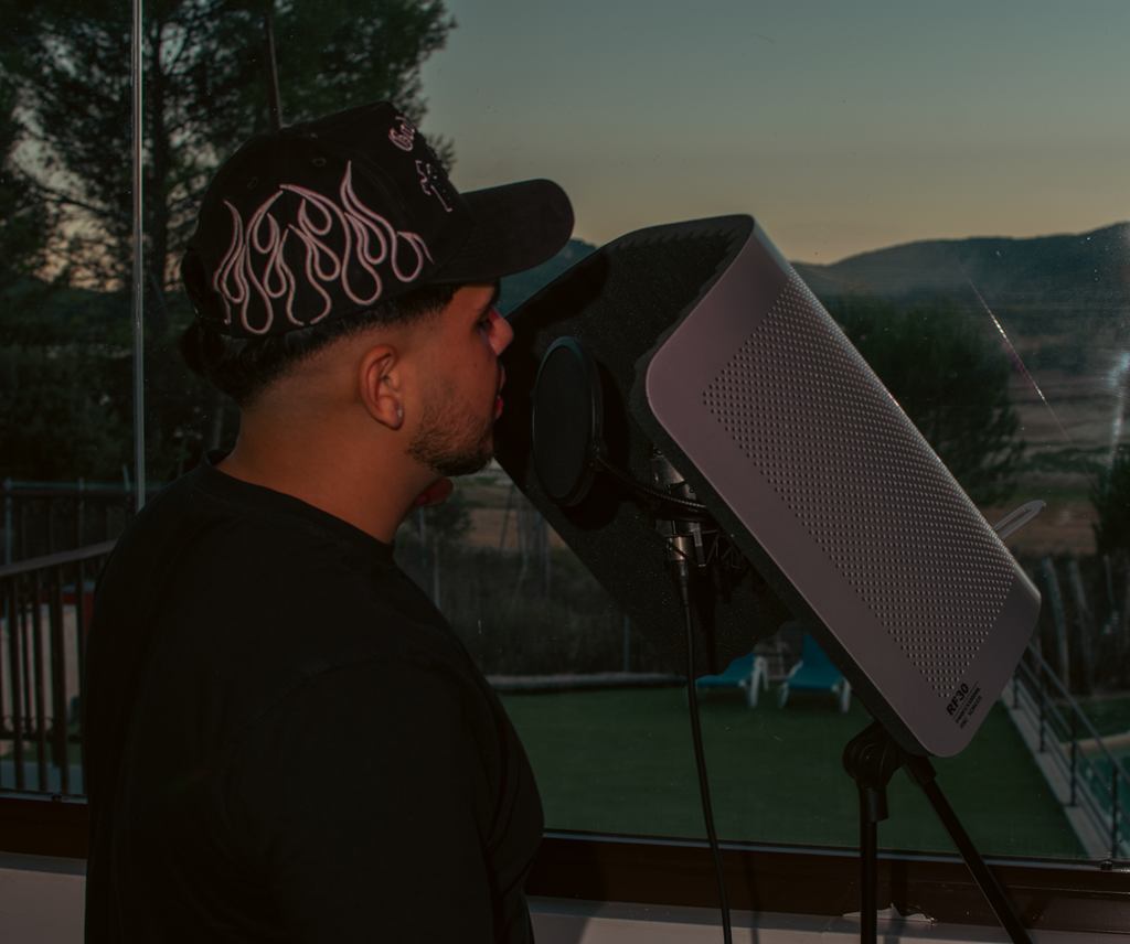 Artista grabando junto a la ventana al anochecer
