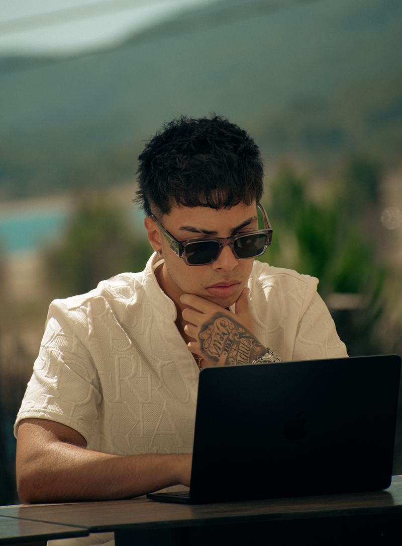 Productor trabajando con su portátil en la terraza