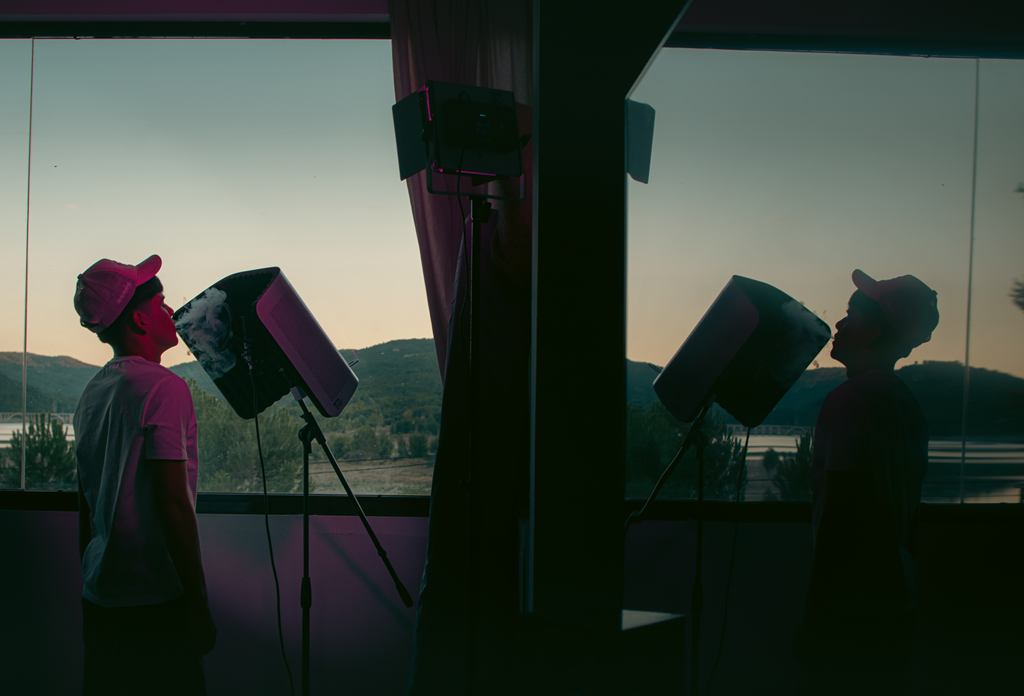 Siluetas de artistas en el estudio al atardecer con vistas al pantano