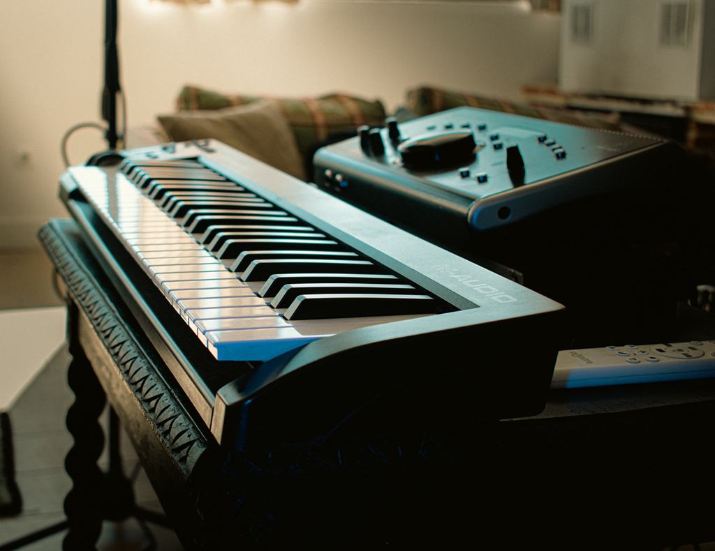 Teclado MIDI y equipo de producción en el estudio de La Finca